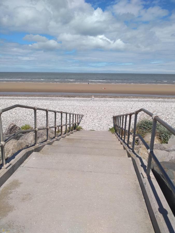 D24 Is A 2 Bedroom 6 Berth Caravan Close To The Beach On Whitehouse Leisure Park In Towyn Near Rhyl With Decking And Private Parking Space This Is A Pet Free Caravan Abergele Ngoại thất bức ảnh