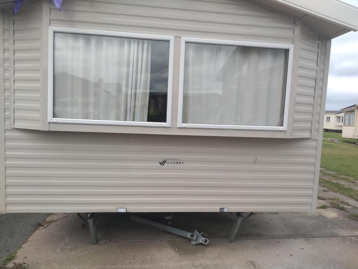 D24 Is A 2 Bedroom 6 Berth Caravan Close To The Beach On Whitehouse Leisure Park In Towyn Near Rhyl With Decking And Private Parking Space This Is A Pet Free Caravan Abergele Ngoại thất bức ảnh