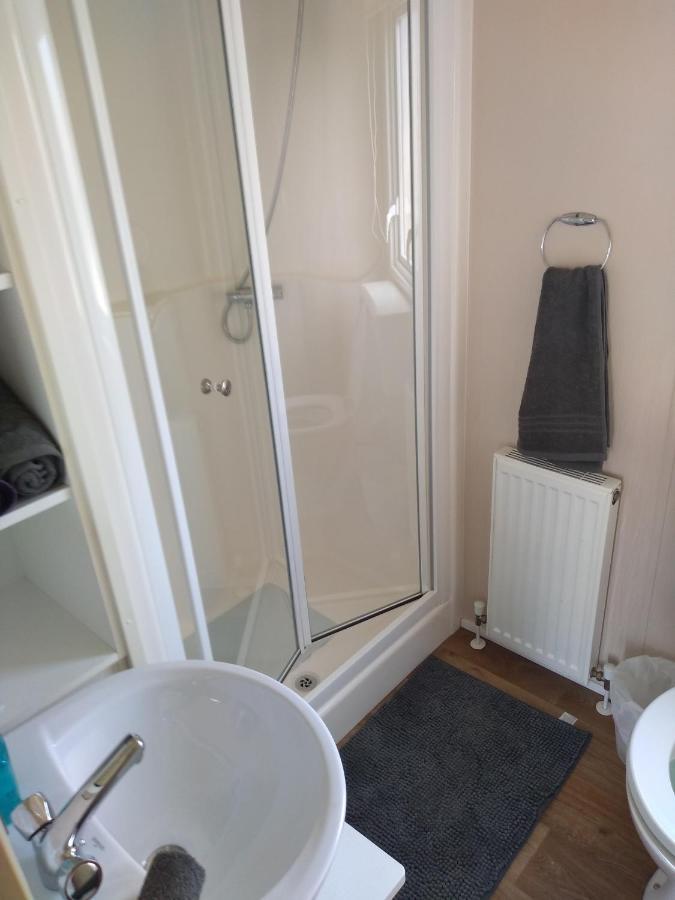 D24 Is A 2 Bedroom 6 Berth Caravan Close To The Beach On Whitehouse Leisure Park In Towyn Near Rhyl With Decking And Private Parking Space This Is A Pet Free Caravan Abergele Ngoại thất bức ảnh
