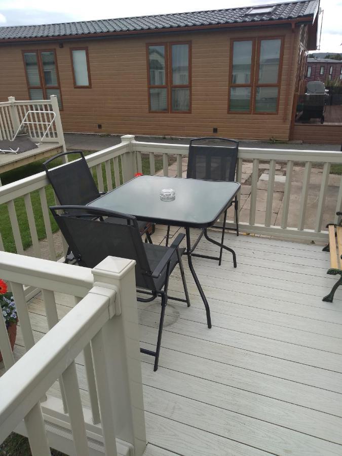 D24 Is A 2 Bedroom 6 Berth Caravan Close To The Beach On Whitehouse Leisure Park In Towyn Near Rhyl With Decking And Private Parking Space This Is A Pet Free Caravan Abergele Ngoại thất bức ảnh