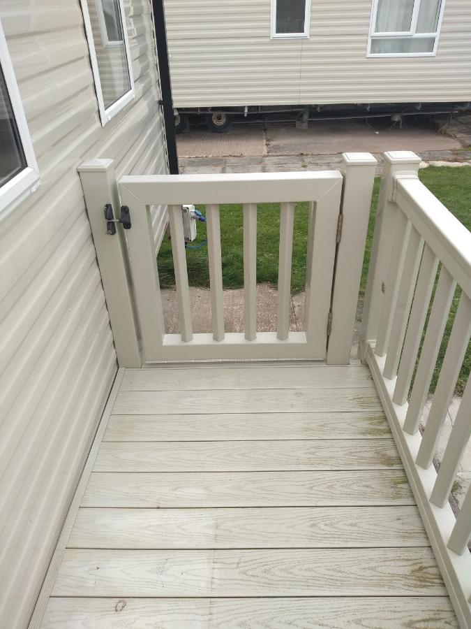 D24 Is A 2 Bedroom 6 Berth Caravan Close To The Beach On Whitehouse Leisure Park In Towyn Near Rhyl With Decking And Private Parking Space This Is A Pet Free Caravan Abergele Ngoại thất bức ảnh