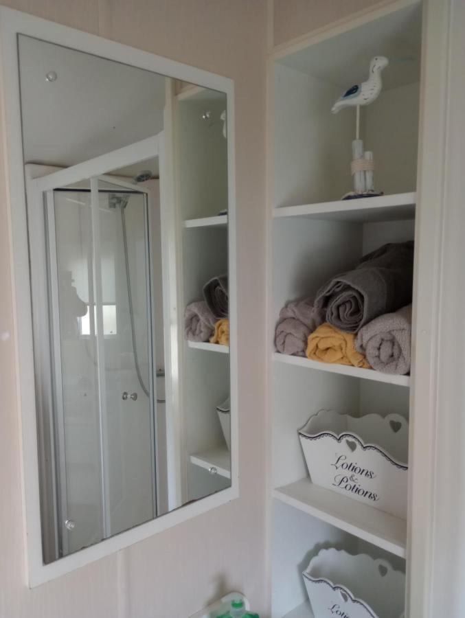 D24 Is A 2 Bedroom 6 Berth Caravan Close To The Beach On Whitehouse Leisure Park In Towyn Near Rhyl With Decking And Private Parking Space This Is A Pet Free Caravan Abergele Ngoại thất bức ảnh