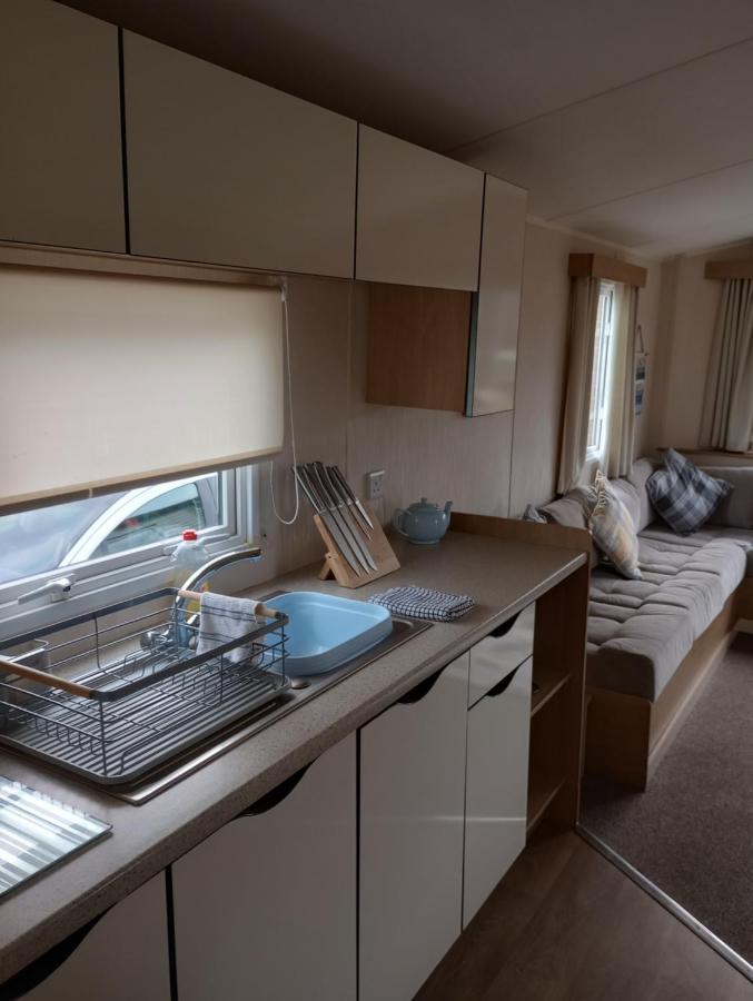 D24 Is A 2 Bedroom 6 Berth Caravan Close To The Beach On Whitehouse Leisure Park In Towyn Near Rhyl With Decking And Private Parking Space This Is A Pet Free Caravan Abergele Ngoại thất bức ảnh