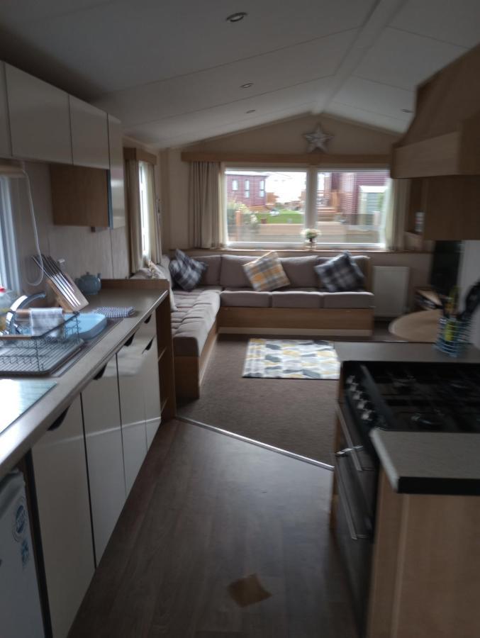 D24 Is A 2 Bedroom 6 Berth Caravan Close To The Beach On Whitehouse Leisure Park In Towyn Near Rhyl With Decking And Private Parking Space This Is A Pet Free Caravan Abergele Ngoại thất bức ảnh