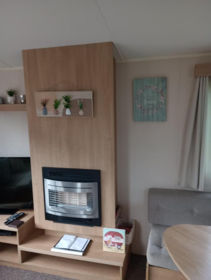 D24 Is A 2 Bedroom 6 Berth Caravan Close To The Beach On Whitehouse Leisure Park In Towyn Near Rhyl With Decking And Private Parking Space This Is A Pet Free Caravan Abergele Ngoại thất bức ảnh