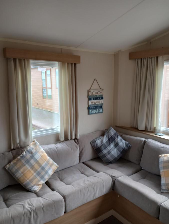 D24 Is A 2 Bedroom 6 Berth Caravan Close To The Beach On Whitehouse Leisure Park In Towyn Near Rhyl With Decking And Private Parking Space This Is A Pet Free Caravan Abergele Ngoại thất bức ảnh